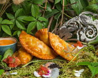 Чебуреки с говядиной и с песто из запеченного болгарского перца