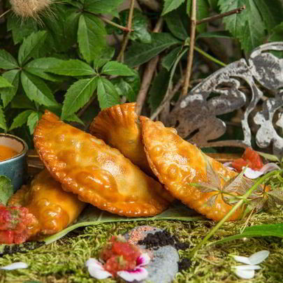 Чебуреки с говядиной и с песто из запеченного болгарского перца