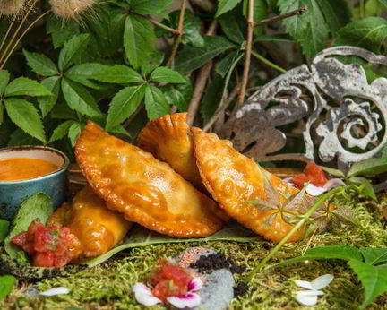 Чебуреки с говядиной и с песто из запеченного болгарского перца