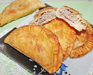Крымские чебуреки из слоеного теста