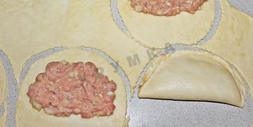 крымские чебуреки из слоеного теста