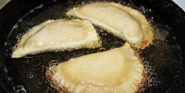 крымские чебуреки из слоеного теста