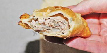 крымские чебуреки из слоеного теста