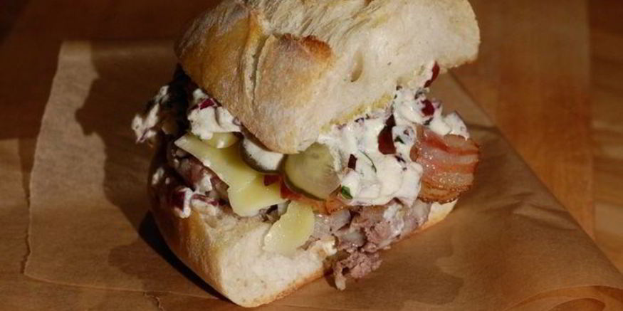 Рецепт чизбургера с беконом и дижонским соусом