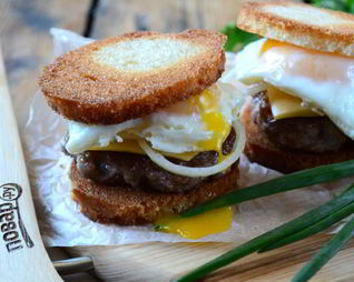 Чизбургер с гренками и яйцом