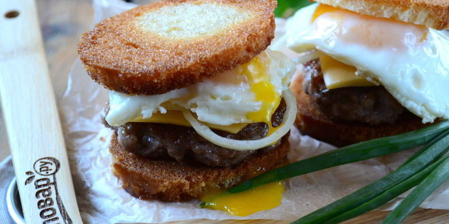 Рецепт чизбургера с гренками и яйцом