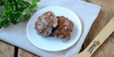 чизбургер с гренками и яйцом