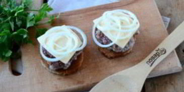 чизбургер с гренками и яйцом