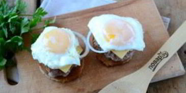 чизбургер с гренками и яйцом