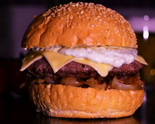 Чизбургер с карамелизованным луком с бальзамическим уксусом и соусом тар-тар