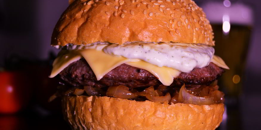 Рецепт чизбургера с карамелизованным луком с бальзамическим уксусом и соусом тар-тар