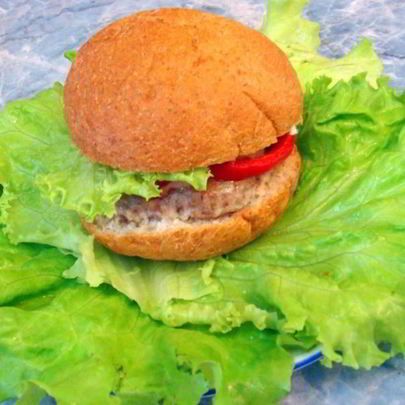 Чизбургер с котлетой и запеченными овощами