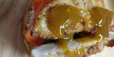 чизбургер с курицей и домашней булочкой