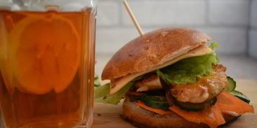 чизбургер с курицей и домашней булочкой