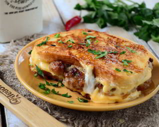 Чизбургер во французском тосте