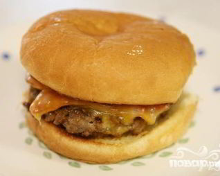 Чизбургеры с говядиной, беконом и сыром