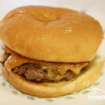 Чизбургеры с говядиной, беконом и сыром