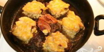 чизбургеры с говядиной, беконом и сыром