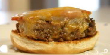 чизбургеры с говядиной, беконом и сыром