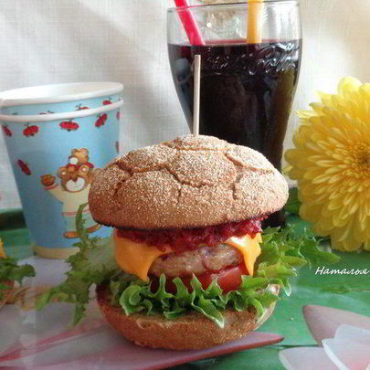 Домашний чизбургер с соусом барбекю
