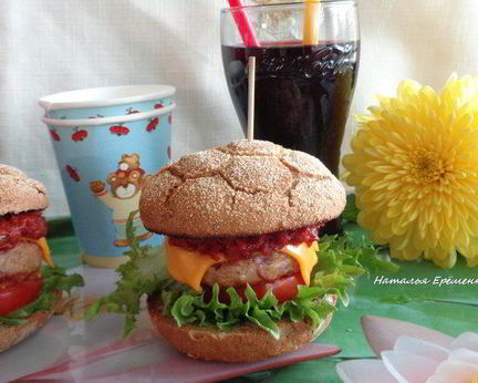 Домашний чизбургер с соусом барбекю