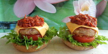 домашний чизбургер с соусом барбекю