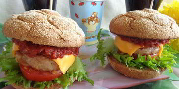 домашний чизбургер с соусом барбекю