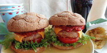 домашний чизбургер с соусом барбекю