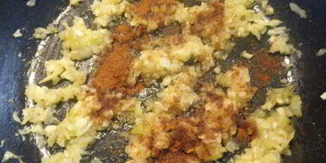 домашний чизбургер с соусом барбекю