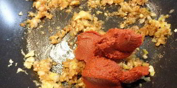 домашний чизбургер с соусом барбекю