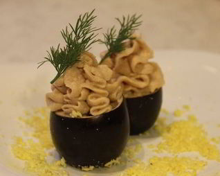 Черные яйца, фаршированные тунцом