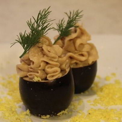 Черные яйца, фаршированные тунцом