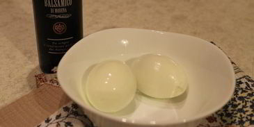 черные яйца, фаршированные тунцом