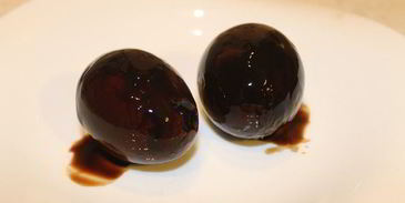 черные яйца, фаршированные тунцом