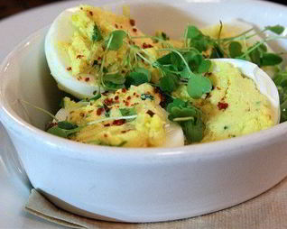 Фаршированные рокфором и водяным крессом яйца