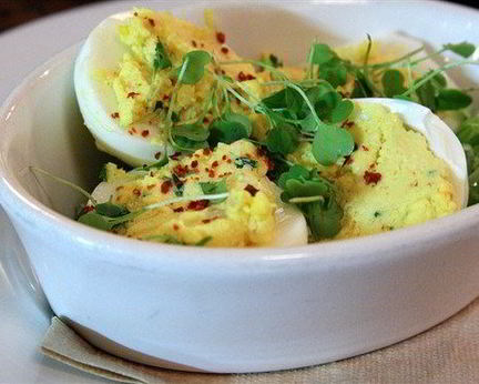 Фаршированные рокфором и водяным крессом яйца