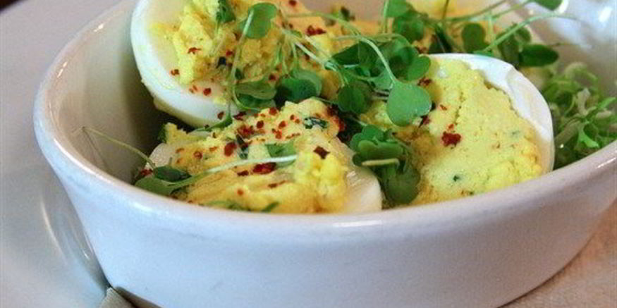 Рецепт фаршированных рокфором и водяным крессом яйца