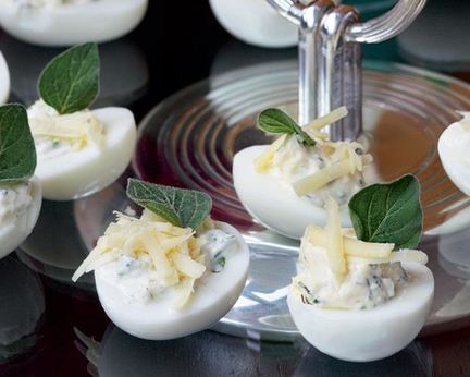 Фаршированные сыром с тархуном яйца цесарки