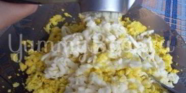 фаршированные яйца икрой минтая