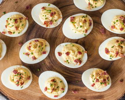 Фаршированные яйца с беконом