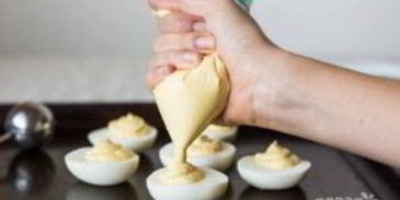 фаршированные яйца с беконом