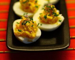 Фаршированные яйца с горчицей и зеленым луком