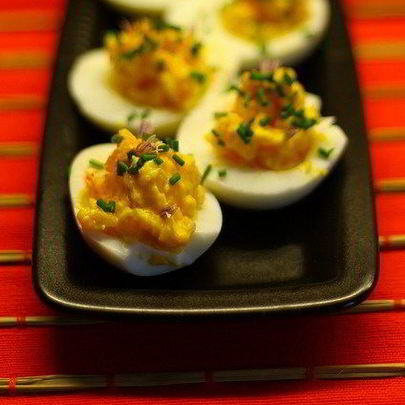 Фаршированные яйца с горчицей и зеленым луком