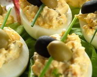 Фаршированные яйца с каперсами и анчоусами по-средиземноморски