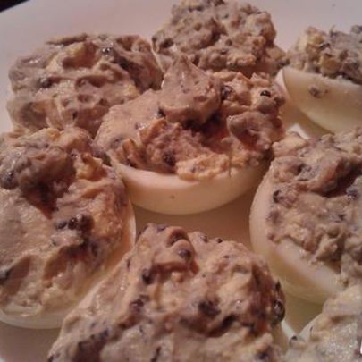 Фаршированные яйца сливочным сыром и черной икрой