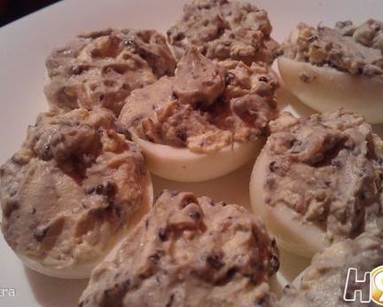 Фаршированные яйца сливочным сыром и черной икрой
