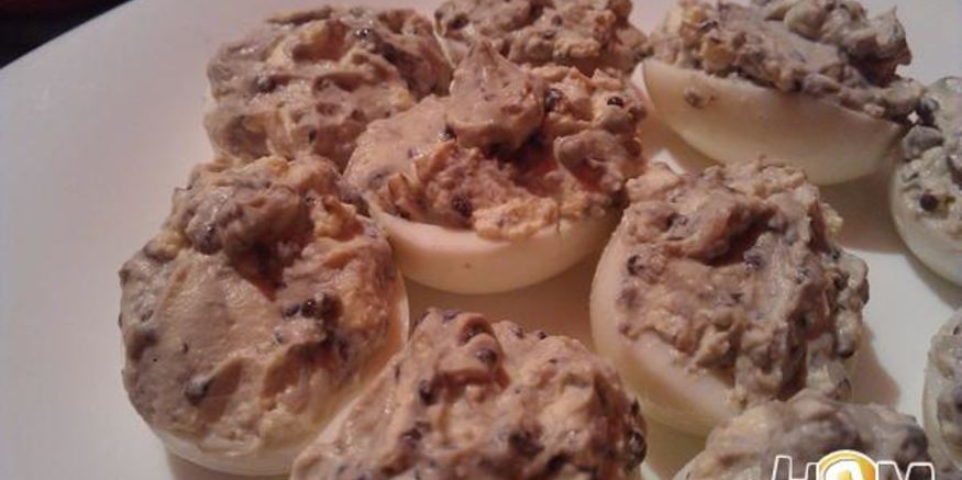 Рецепт фаршированных яиц сливочным сыром и черной икрой