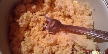 фаршированные яйца сливочным сыром и черной икрой