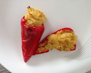 Перцы чили, фаршированные яйцами, пореем и креветками