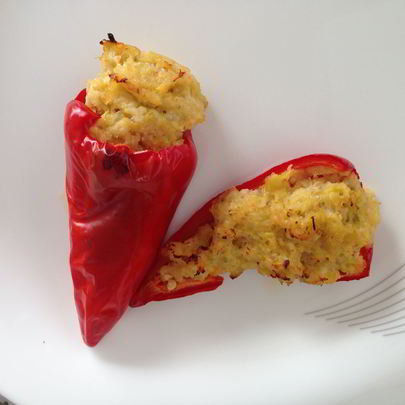 Перцы чили, фаршированные яйцами, пореем и креветками